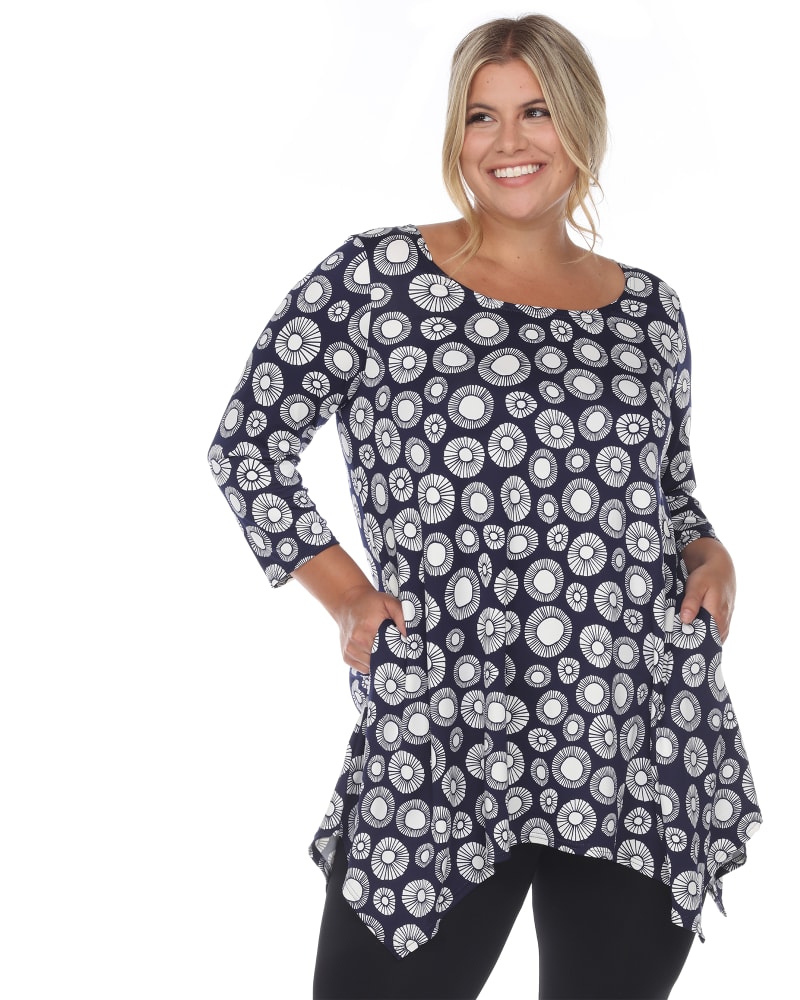 Front of a model wearing a size 1X Printed Geometric Circle Tunic Top in Navy by White Mark. | dia_product_style_image_id:247232